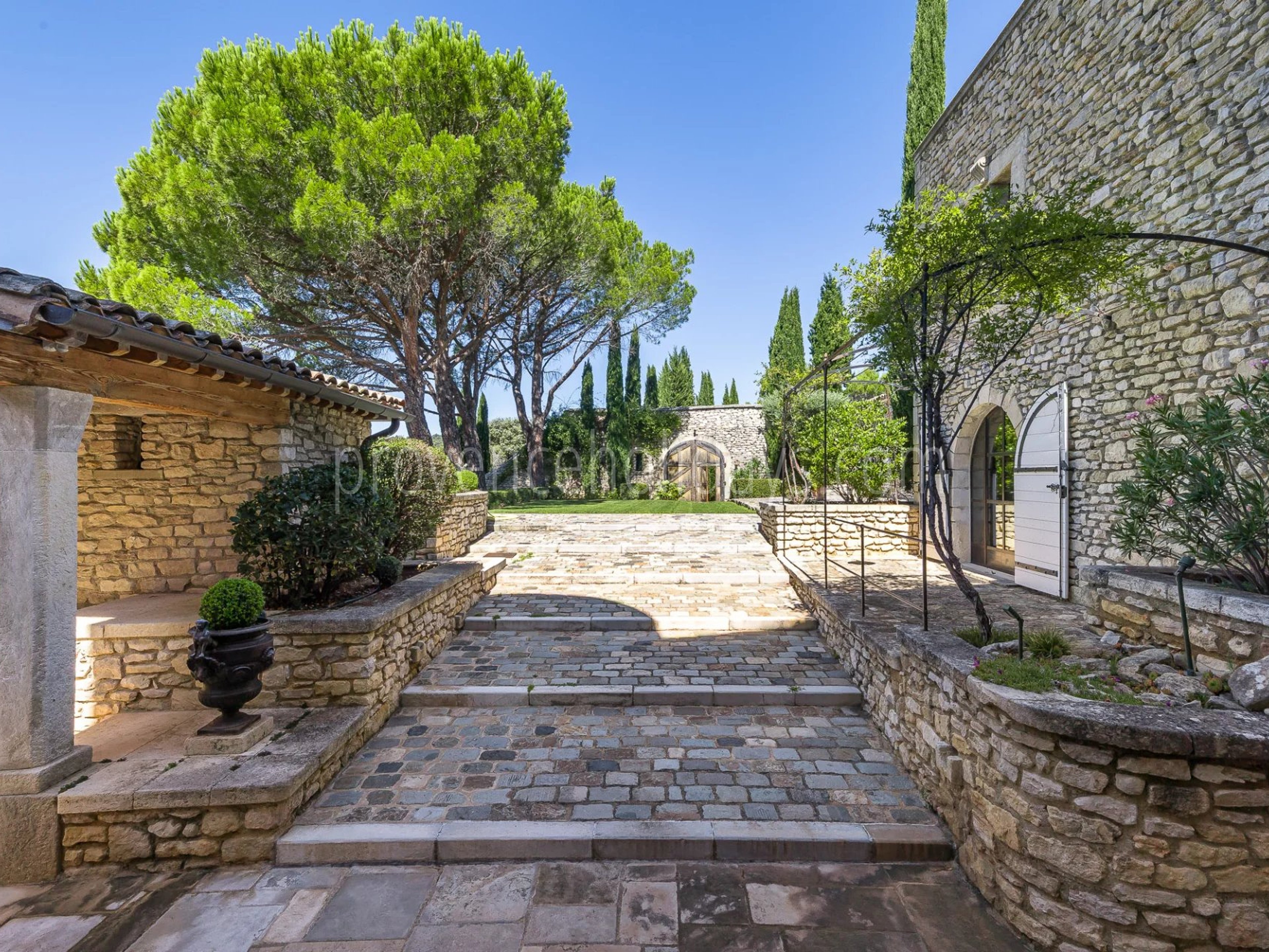 10 - Historic residence in Gordes: Villa: Exterior