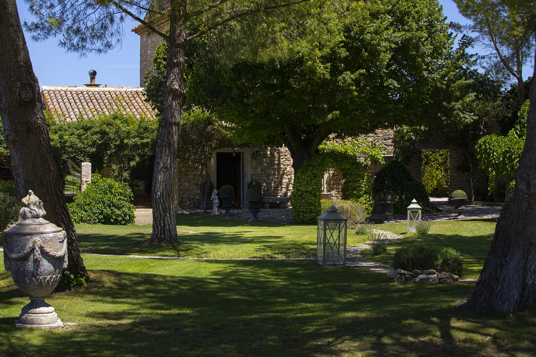 12 - Le Mas de la Sorgue: Villa: Exterior