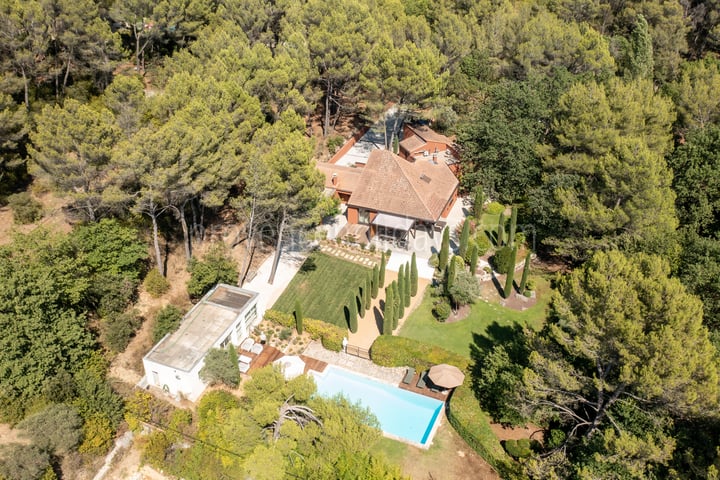 Contemporary Villa with Heated Pool near the Mont Ventoux