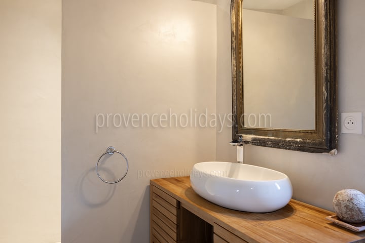27 - Maison Eyragues: Villa: Bathroom