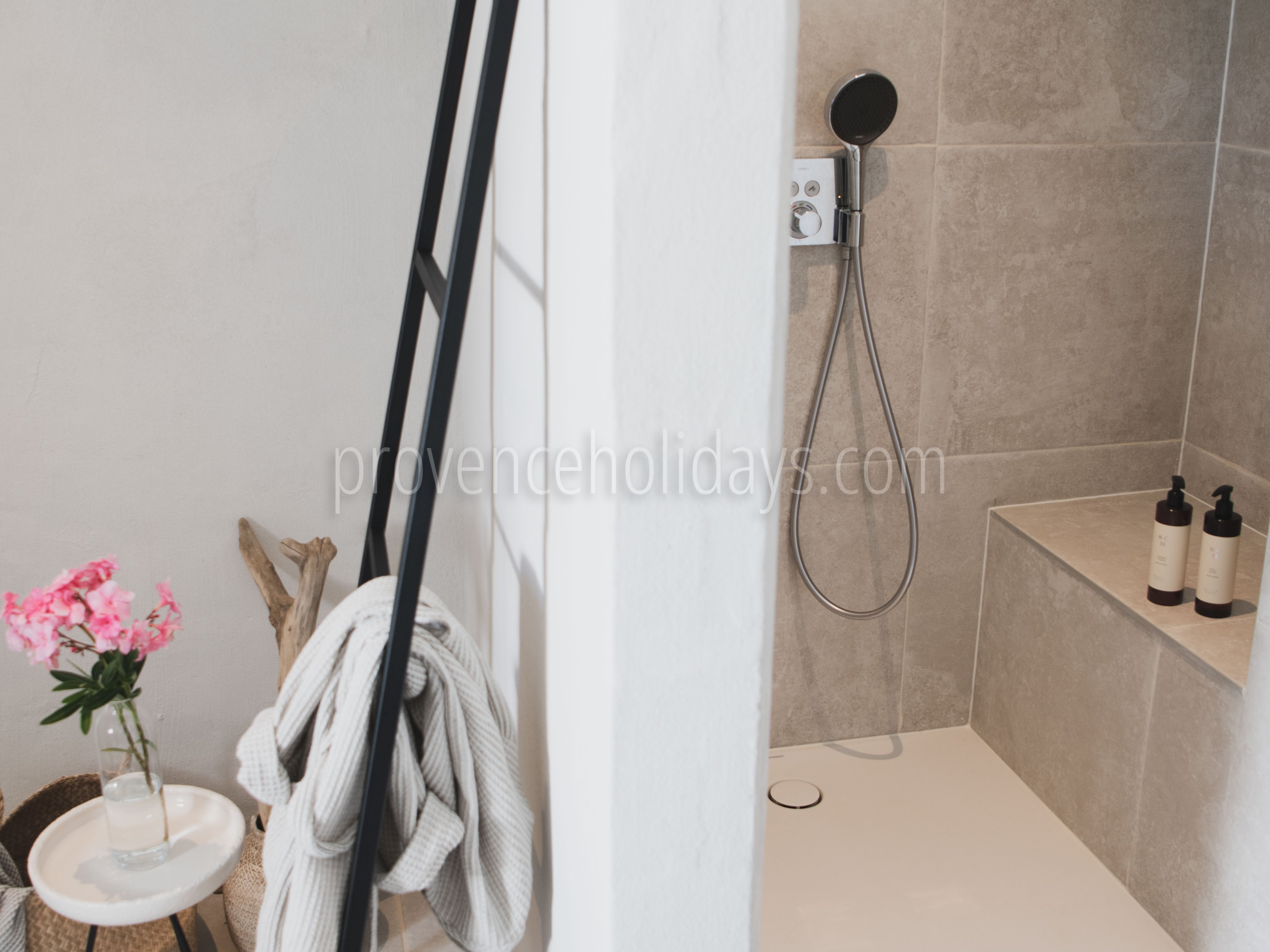 28 - Mas d\'Images: Villa: Bathroom