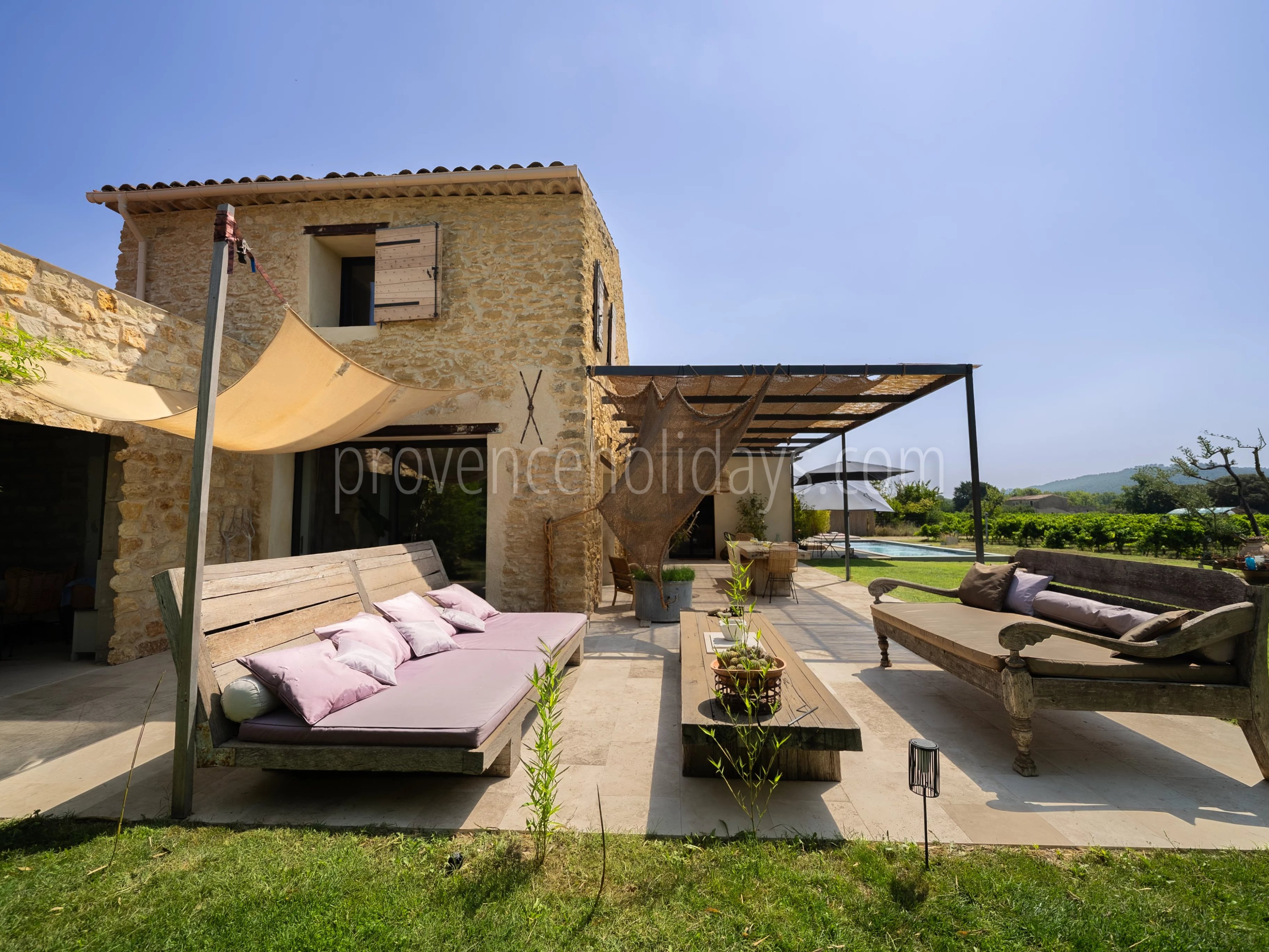3 - FOR SALE – Charming property with a pool in Vaugines, near Lourmarin – panoramic view of the Luberon.: Villa: Exterior