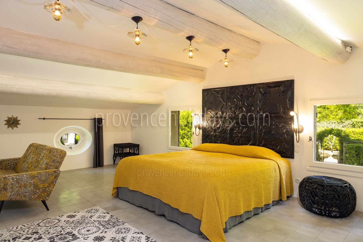 54 - Bastide de Goult: Villa: Bedroom - Birds of Paradise
