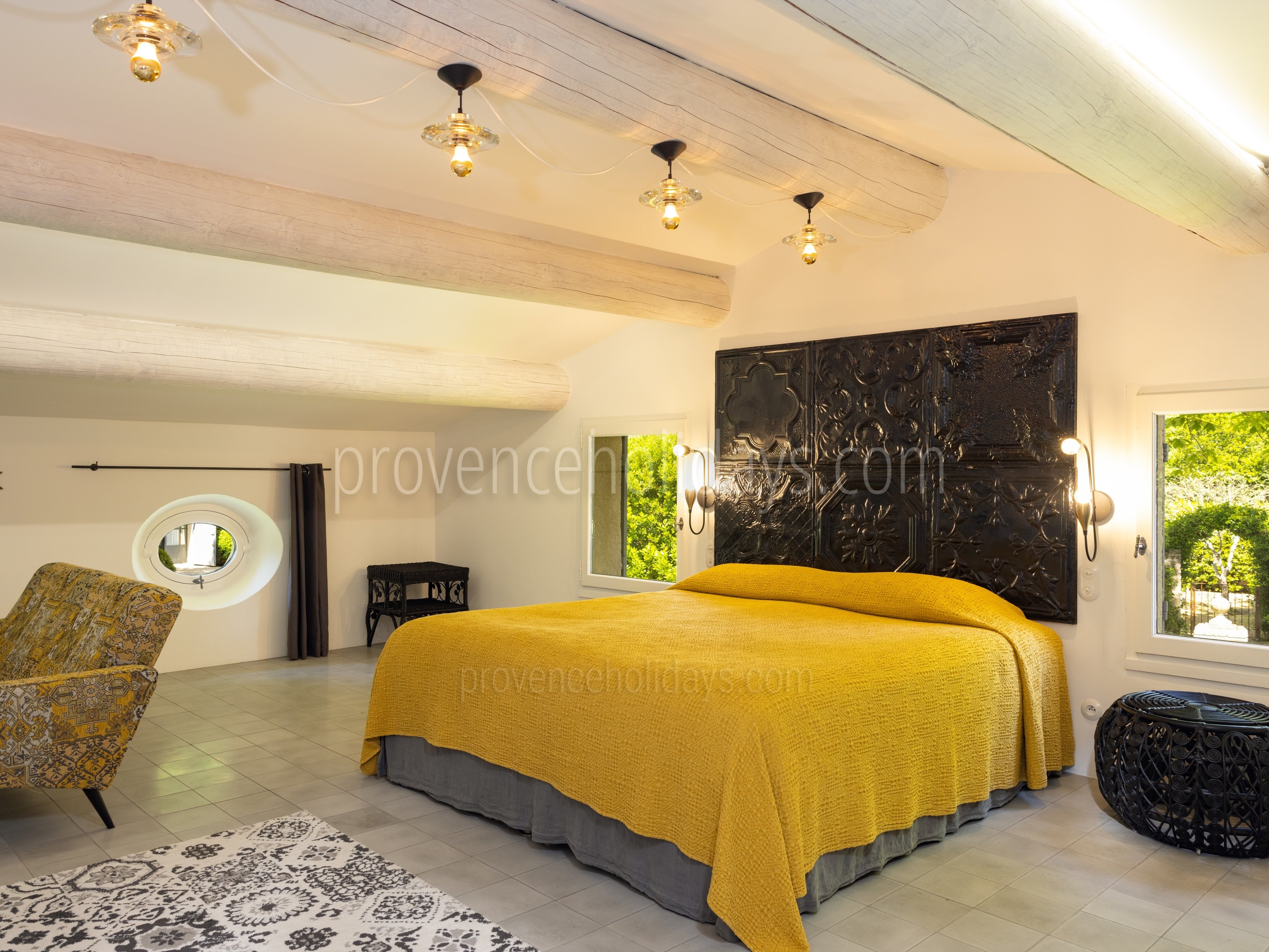 54 - Bastide de Goult: Villa: Bedroom - Birds of Paradise