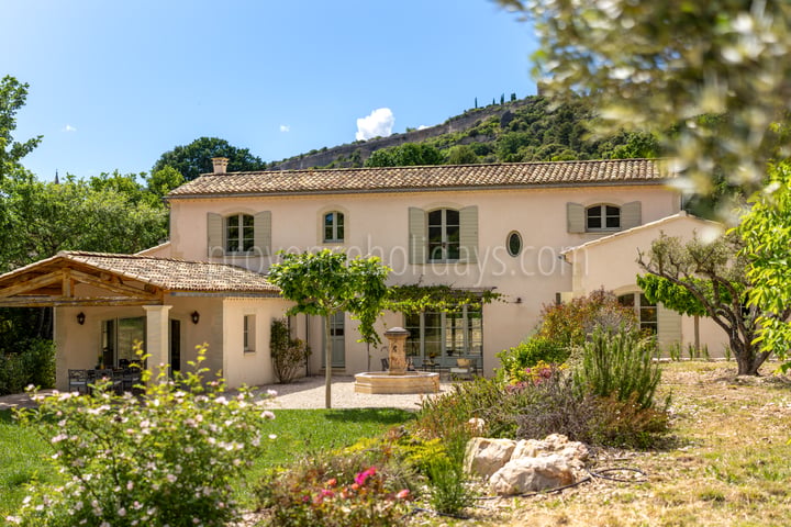 Eigentijdse villa met 4 slaapkamers en suite in het hart van de Luberon