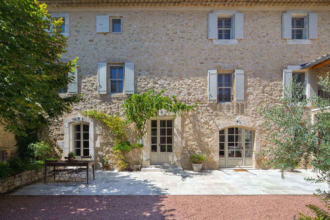 16 - Mas Robion: Villa: Exterior