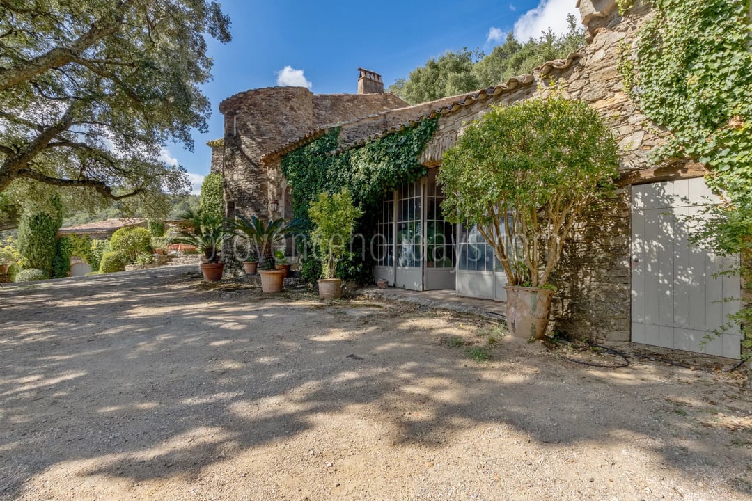 6 - Steinernes hameau in La Garde-Freinet: Villa: Exterior