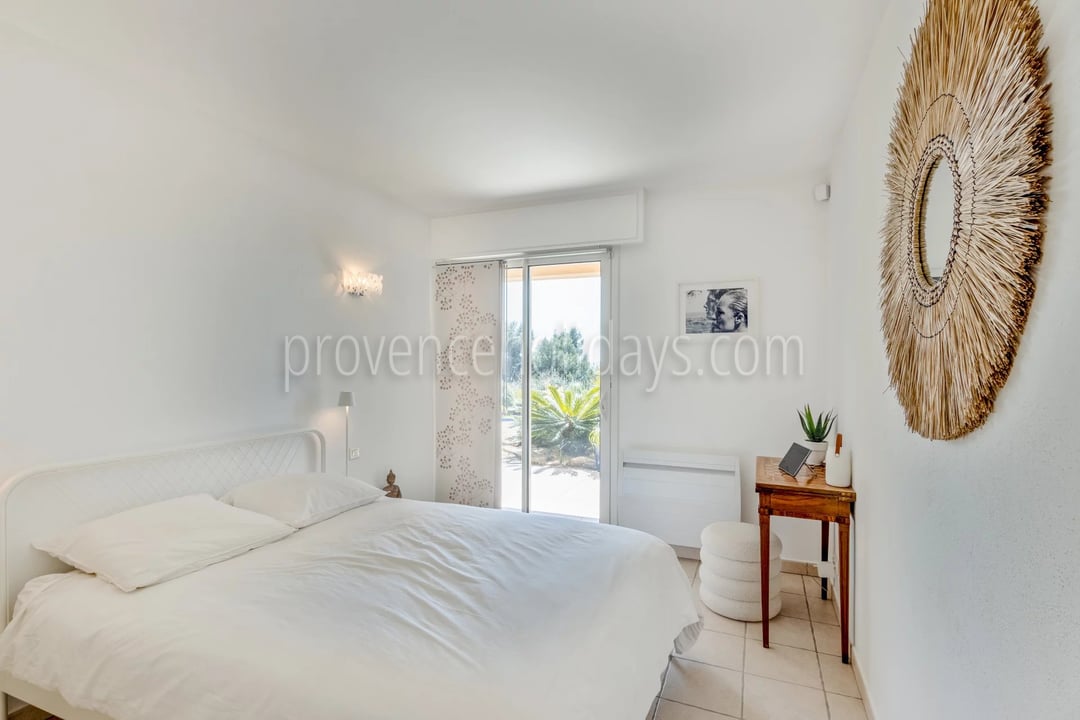 22 - Villa en bord de mer au Lavandou: Villa: Bedroom