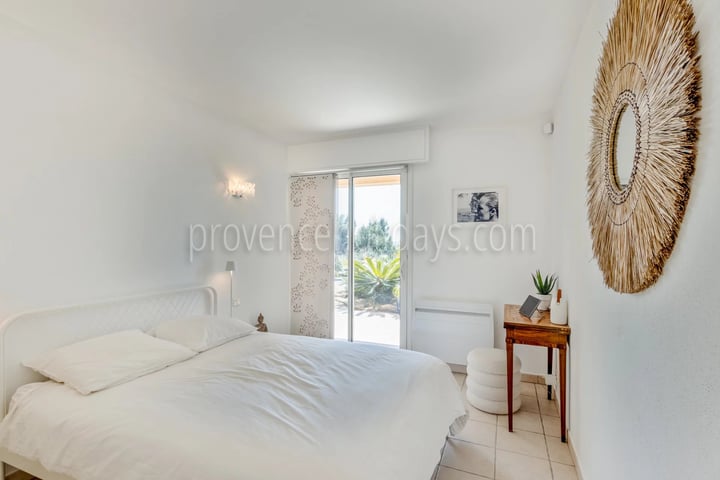 22 - Villa en bord de mer au Lavandou: Villa: Bedroom