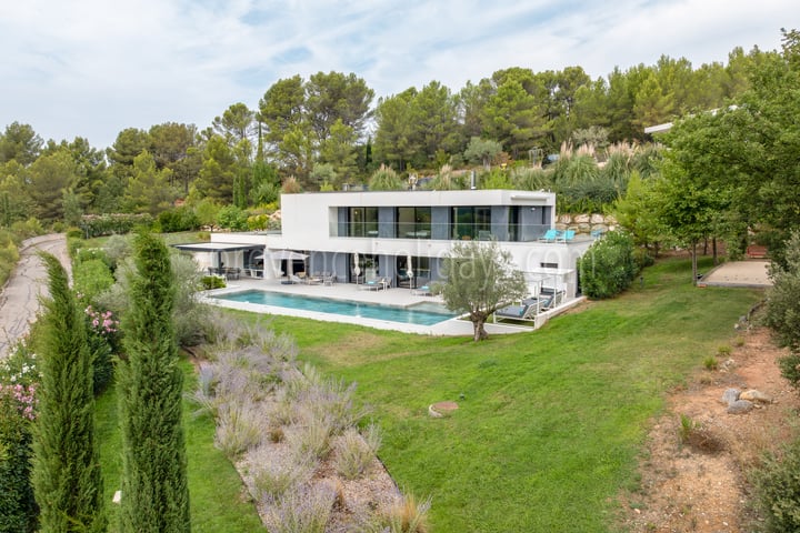 A contemporary villa in the heart of the Provencal countryside