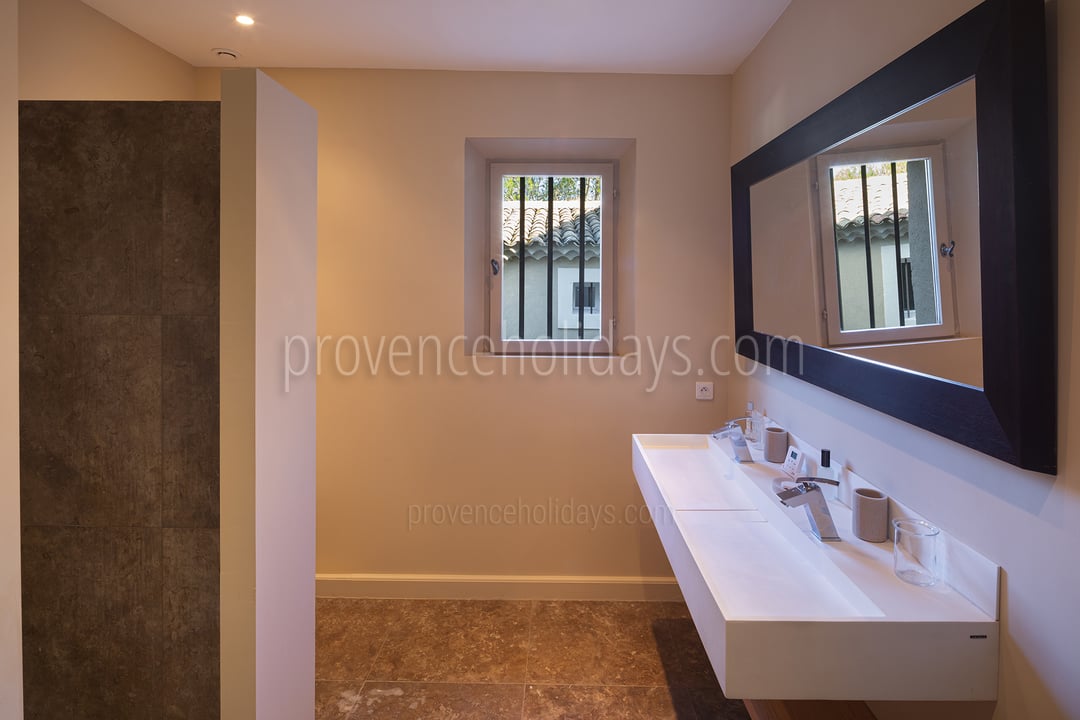 21 - Mas des Aupiho: Villa: Bathroom