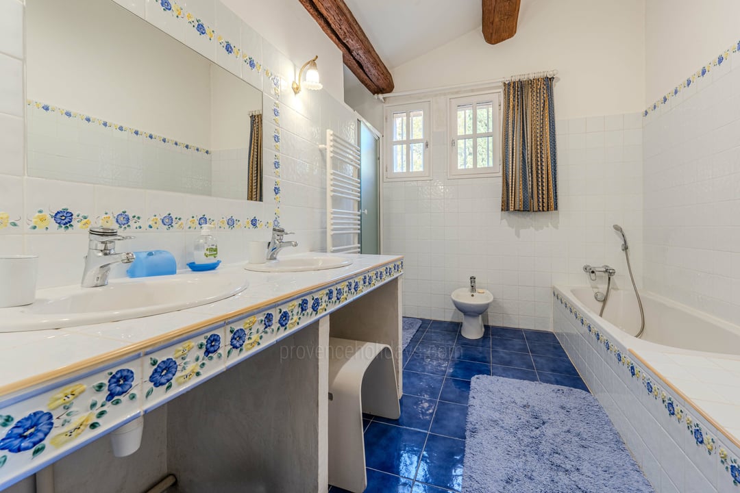 8 - Bastide des Cyprès: Villa: Bathroom