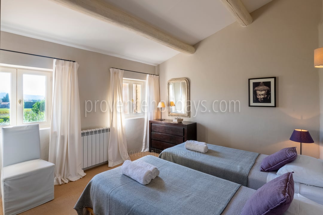 23 - Le Mas de Joucas: Villa: Bedroom