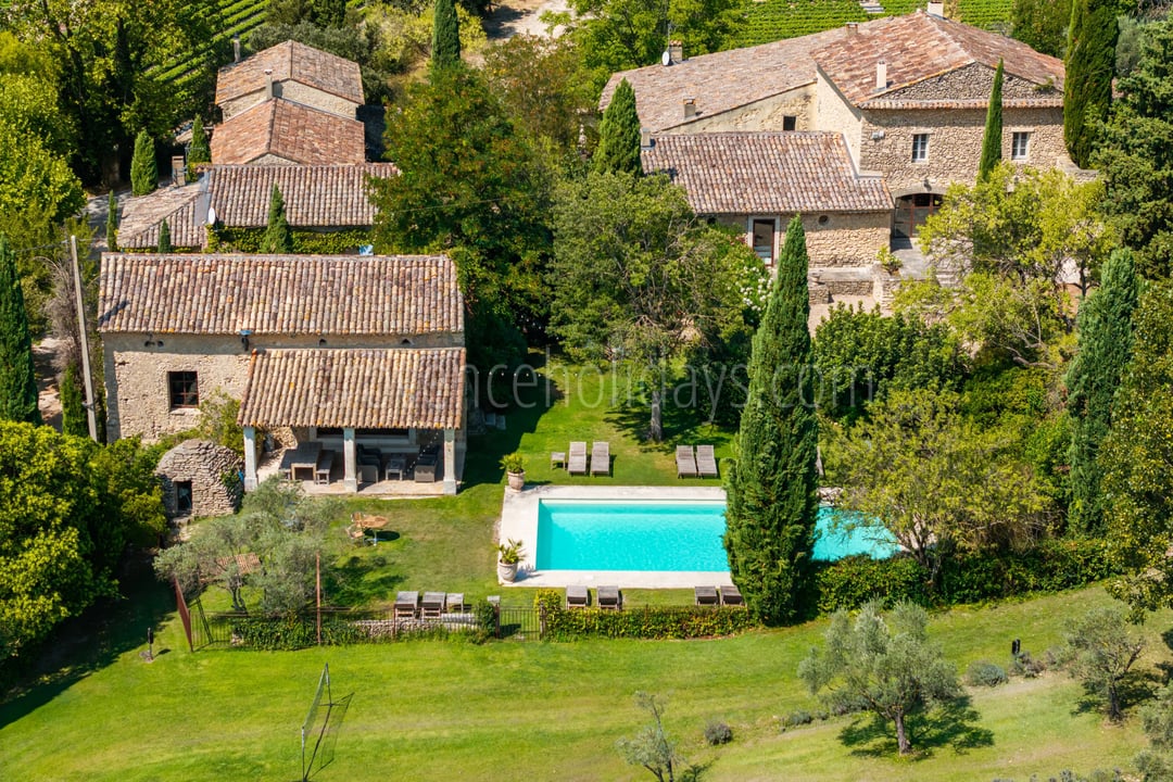 Domaine de trois mas en pierre à L'Isle-sur-la-Sorgue