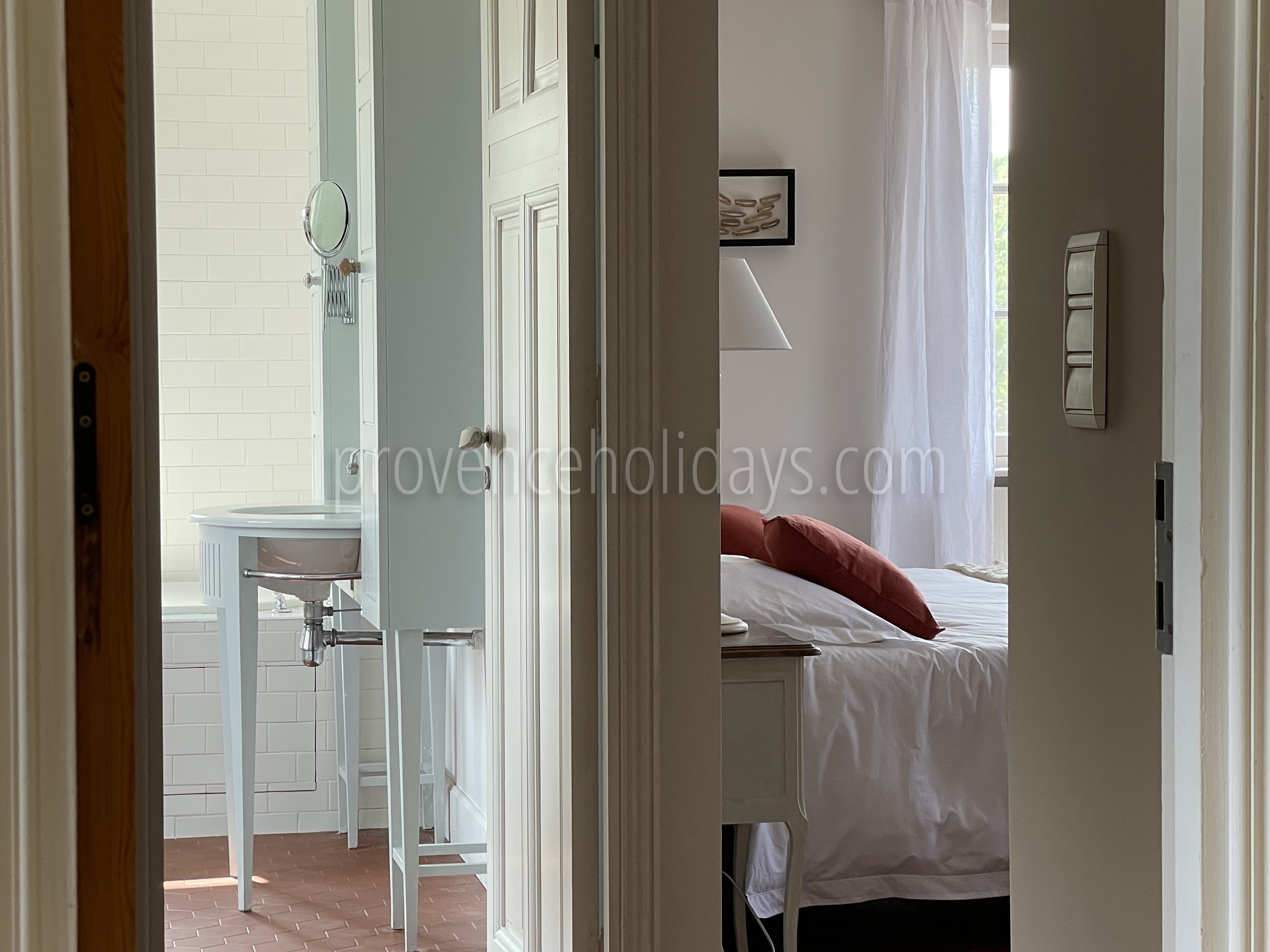 28 - Mas de Séguret: Villa: Bedroom