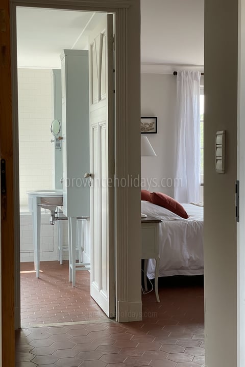 28 - Mas de Séguret: Villa: Bedroom