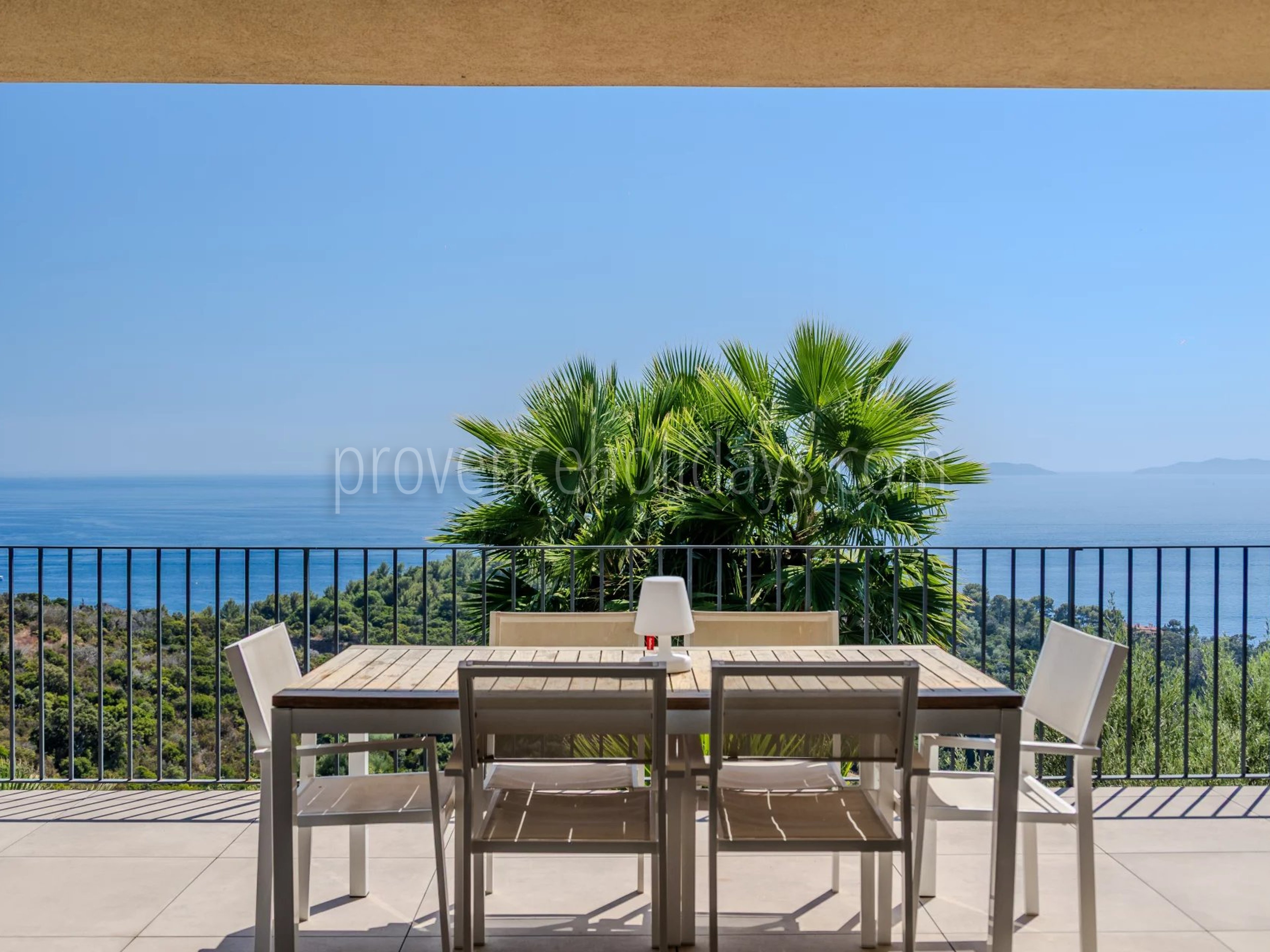 26 - Villa met zwembad in Rayol-Canadel-sur-Mer: Villa: Exterior