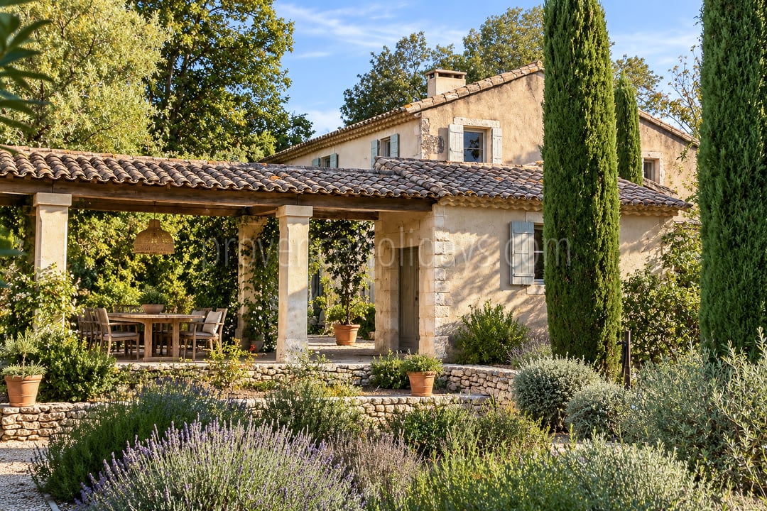 16 - Authentic farmhouse in Saint-Rémy-de-Provence: Villa: Exterior
