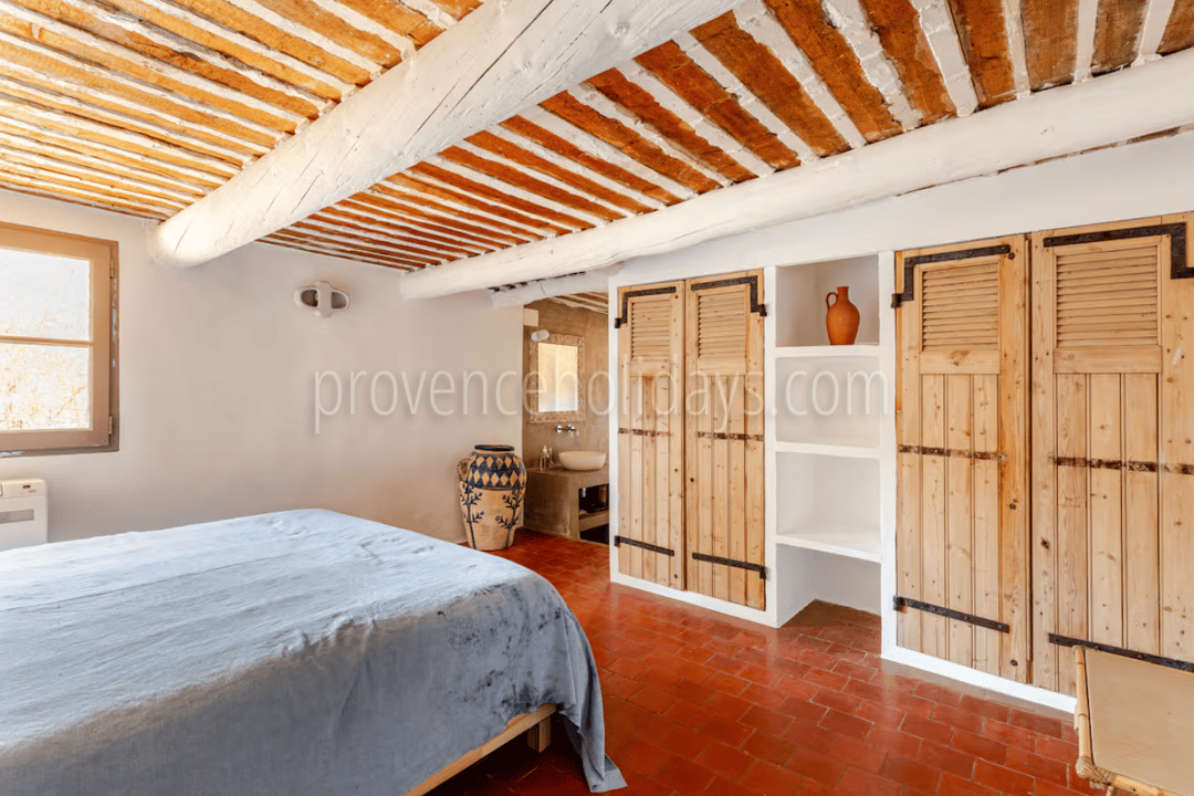 12 - Les Vues du Luberon: Villa: Bedroom
