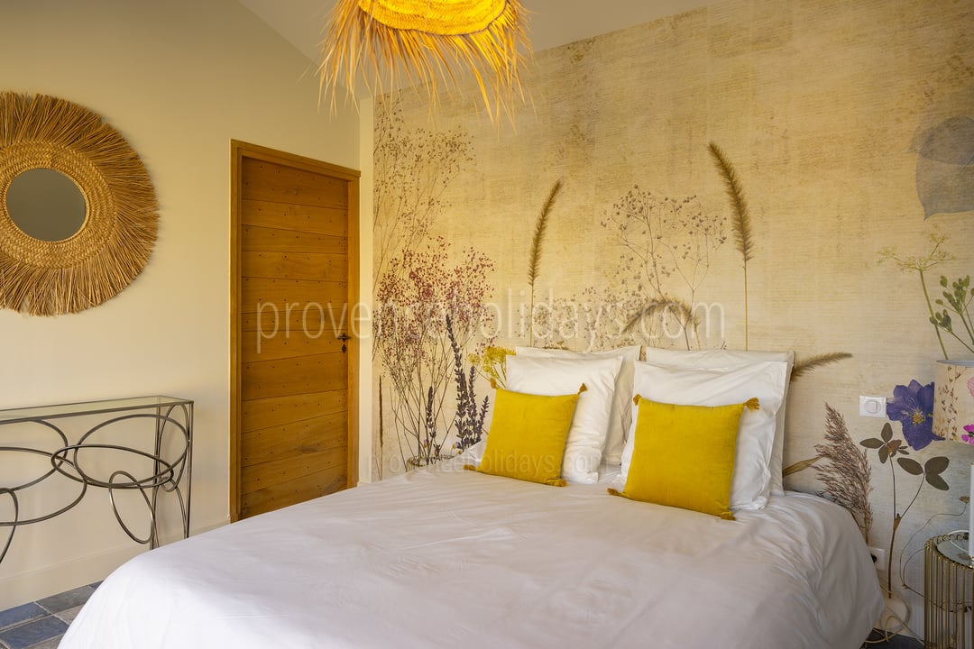 4 - Mas Leonie: Villa: Bedroom