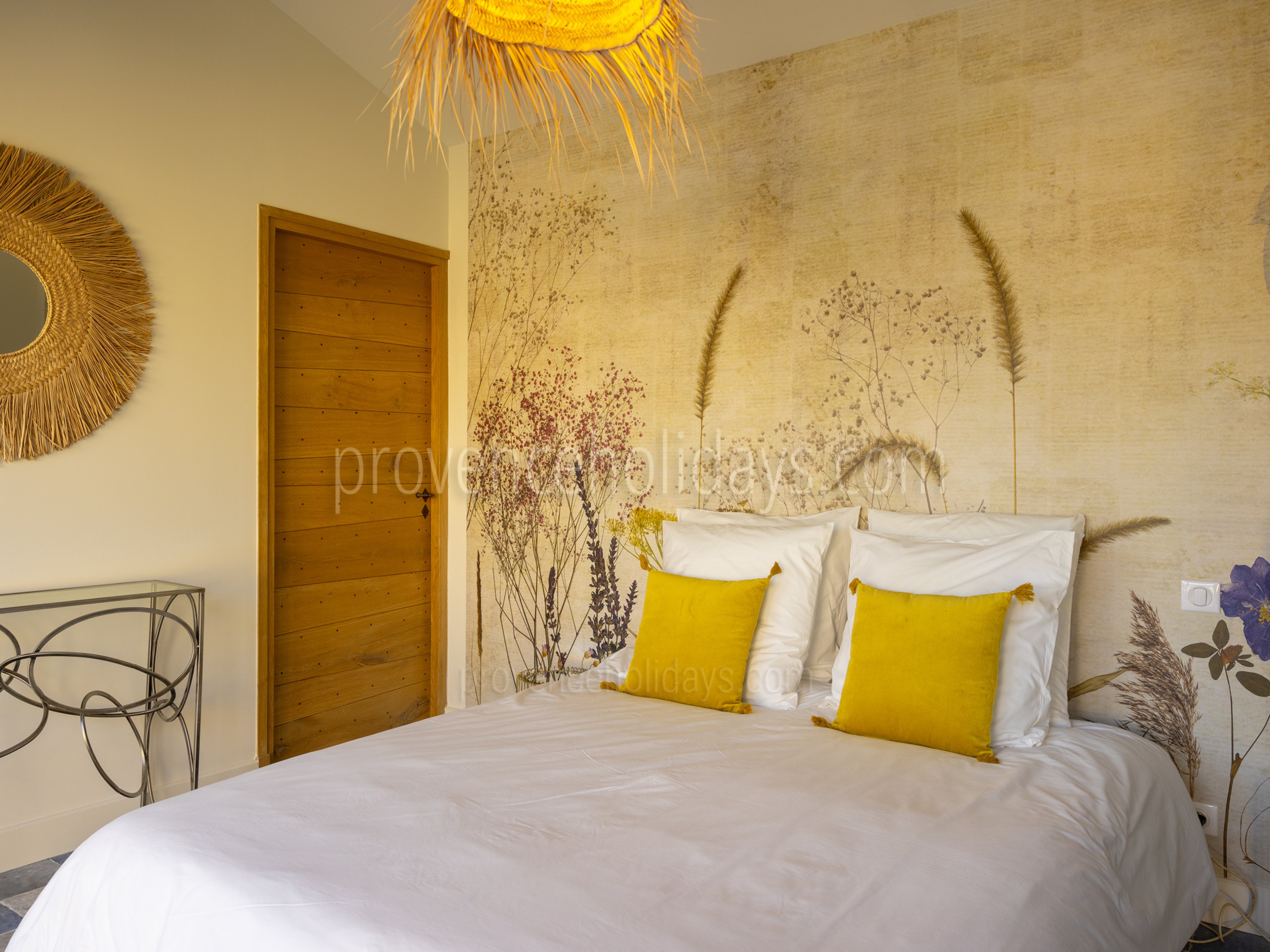 4 - Mas Leonie: Villa: Bedroom