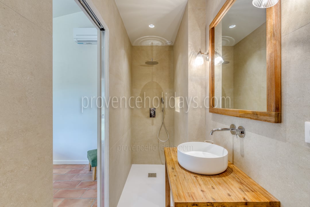 16 - L\'Escapade en Provence: Villa: Bedroom