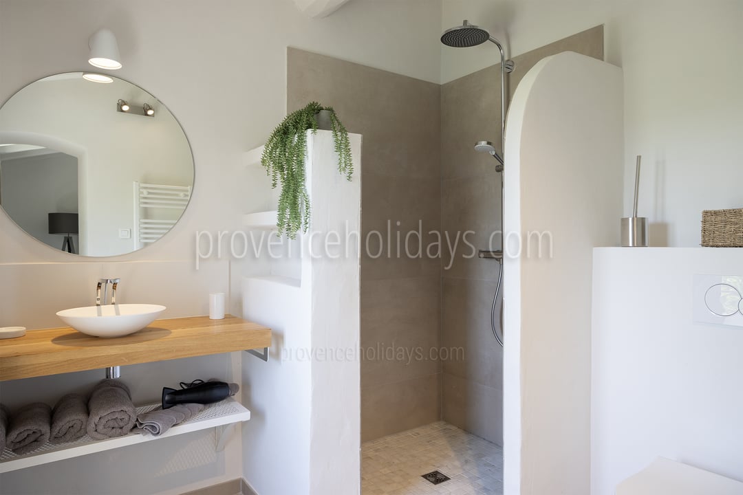 28 - Le Mas des Lauriers: Villa: Bathroom
