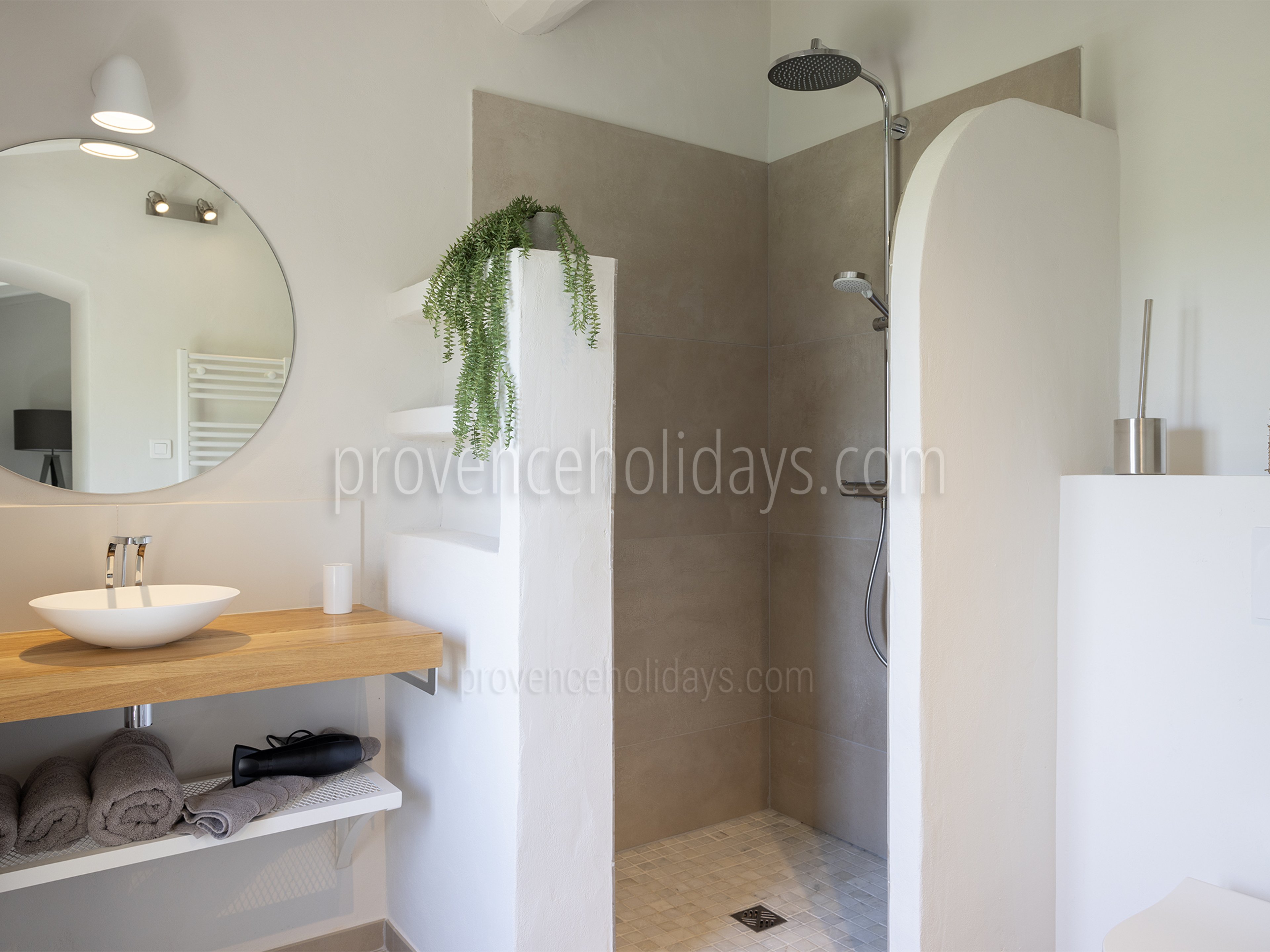 28 - Le Mas des Lauriers: Villa: Bathroom
