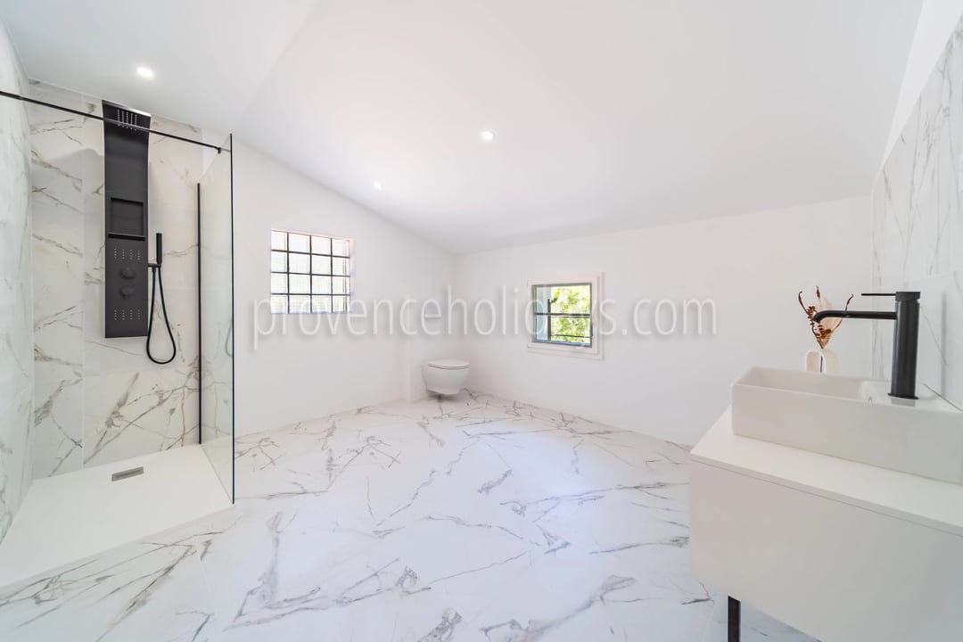 21 - Characterful house in Bonnieux: Villa: Bathroom