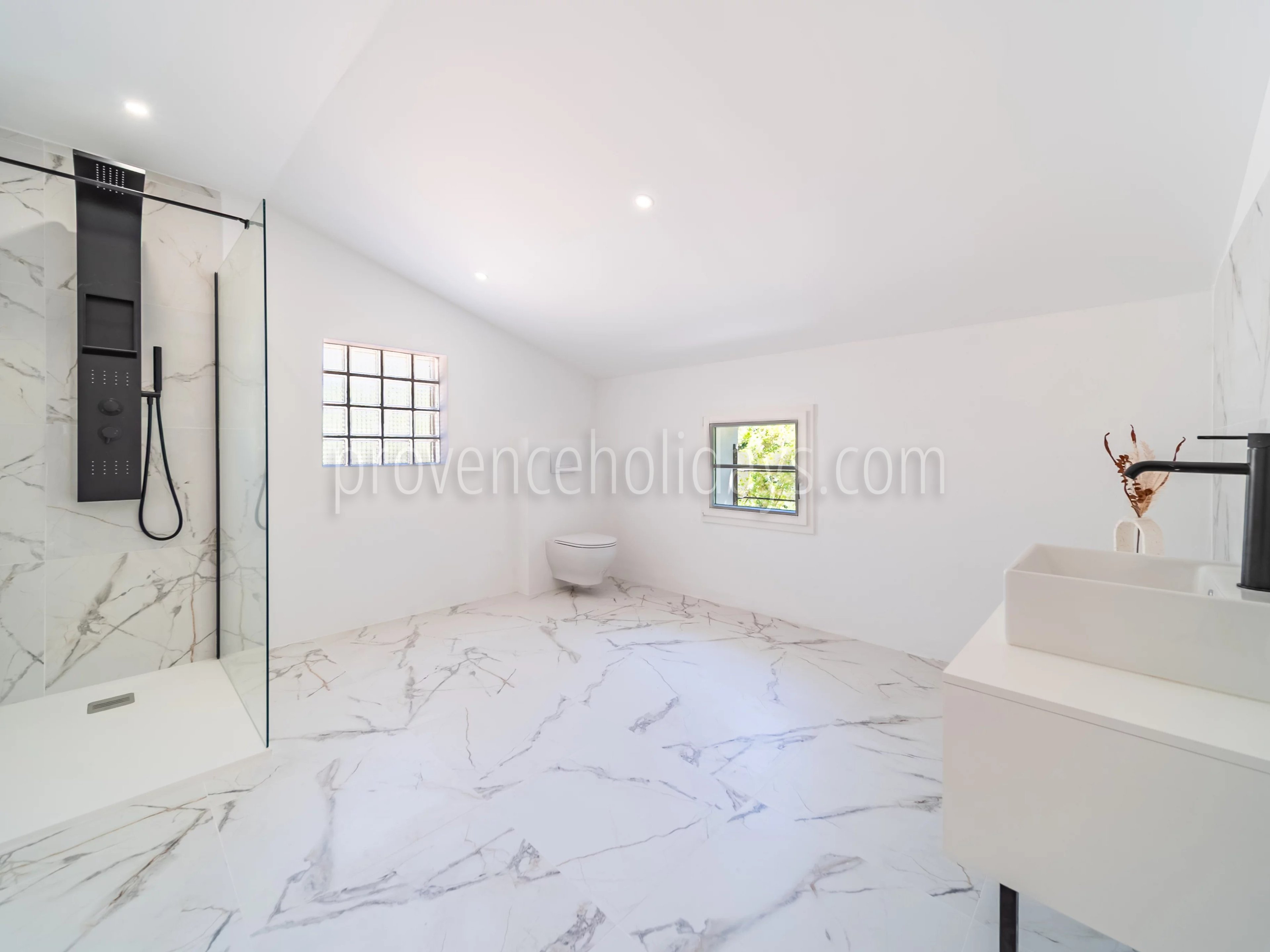 21 - Characterful house in Bonnieux: Villa: Bathroom