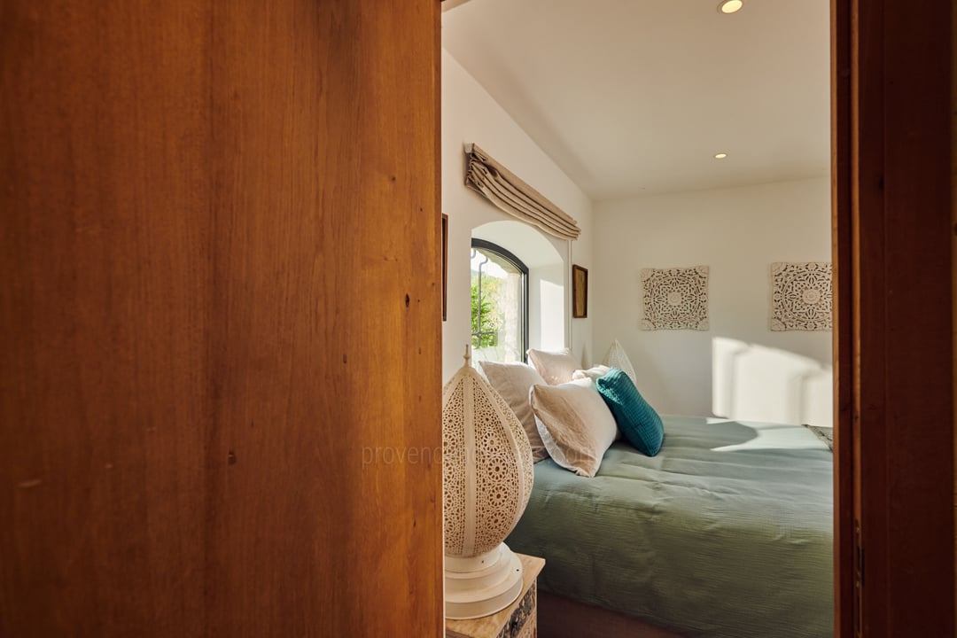 29 - Coteaux Serene: Villa: Bedroom