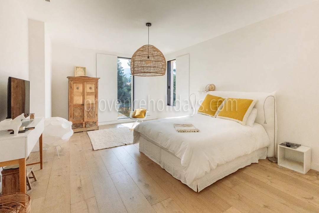 29 - Quiet house in Eygalières: Villa: Bedroom