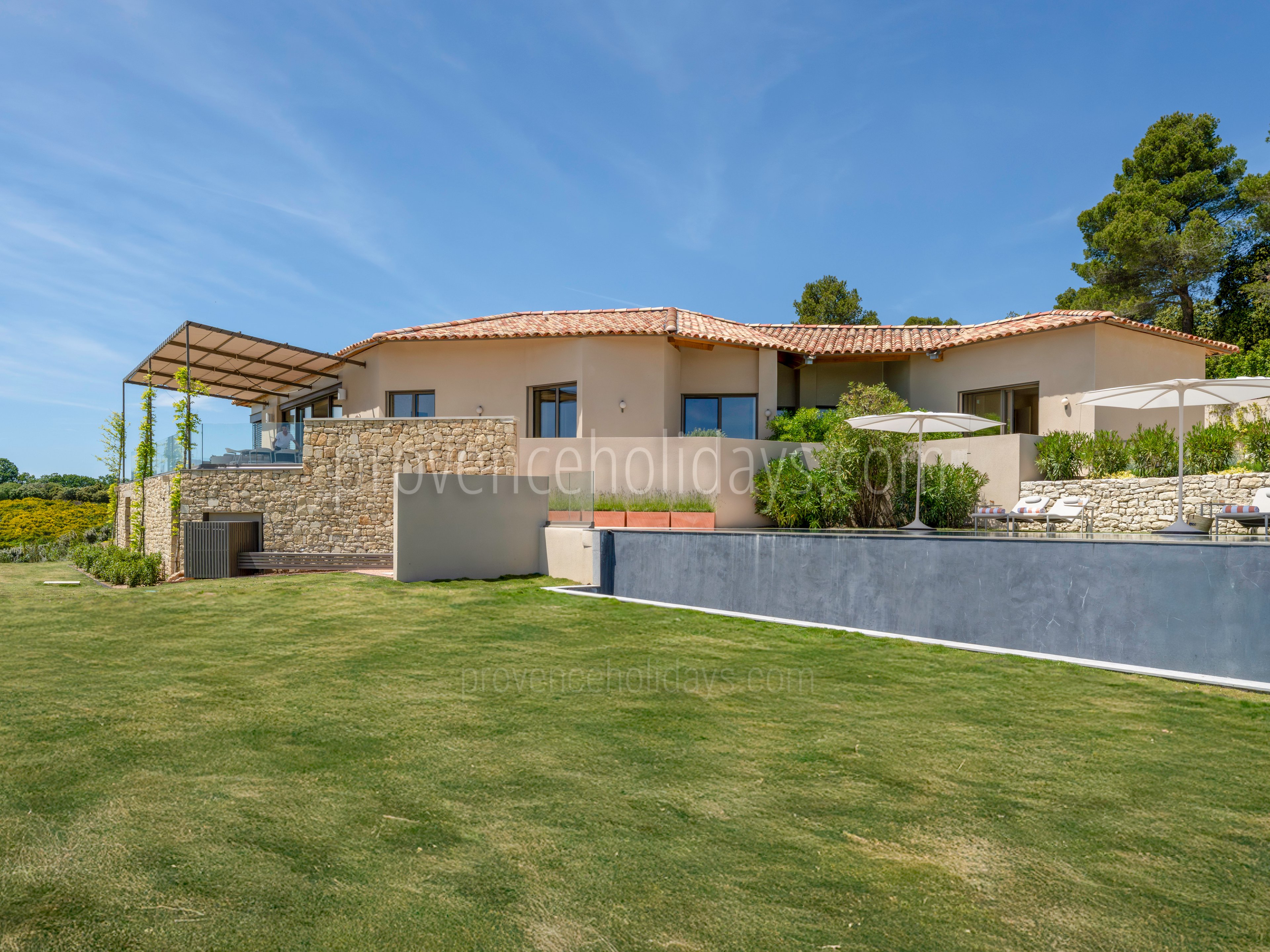 30 - Eden-en-Provence: Villa: Exterior