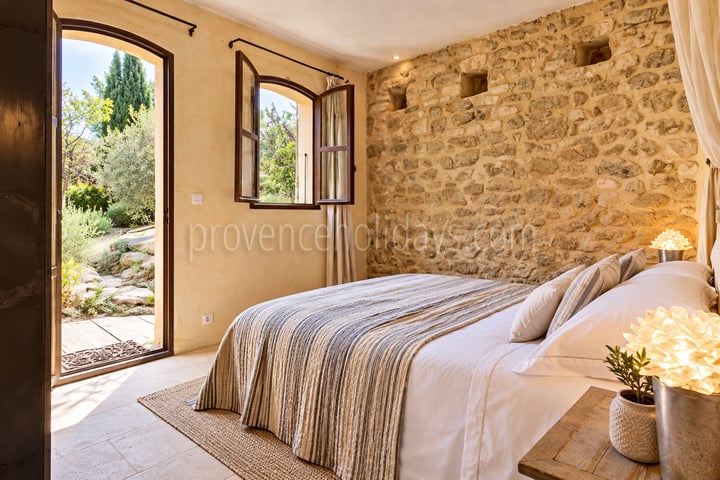 22 - Mas de Beaumes: Villa: Bedroom