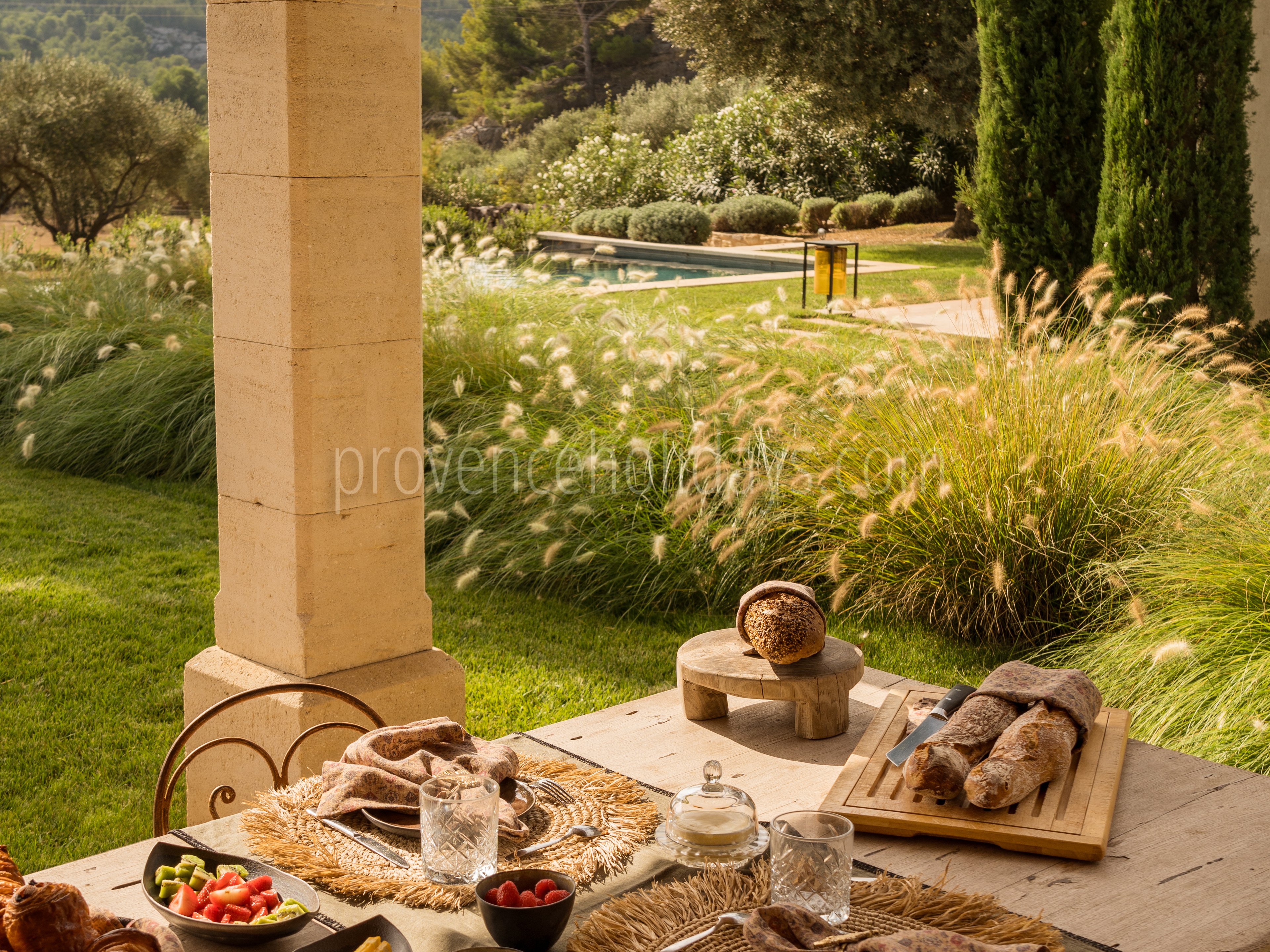 5 - La Bastide de Maussane: Villa: Exterior