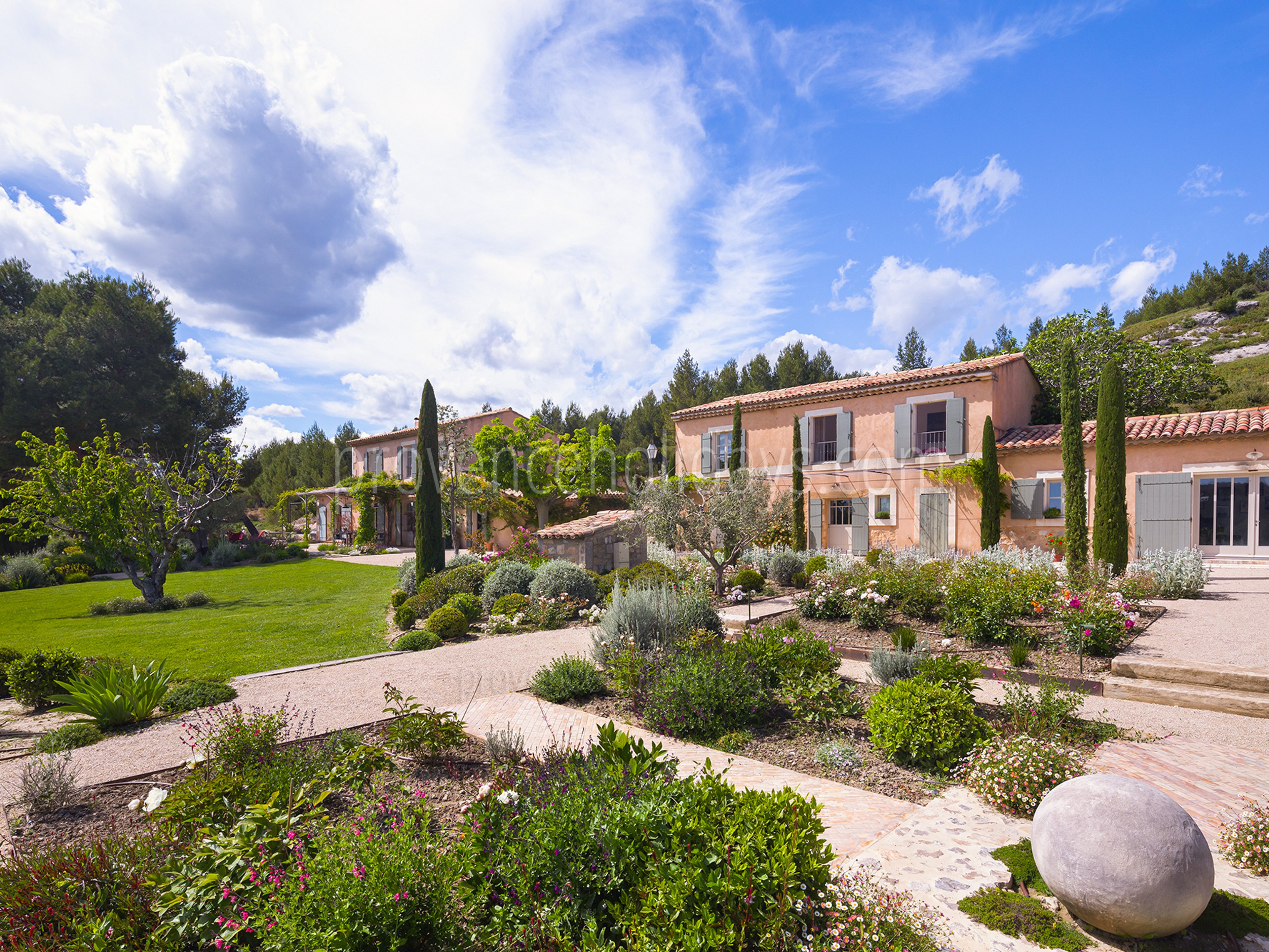 32 - Mas des Cyprès: Villa: Exterior