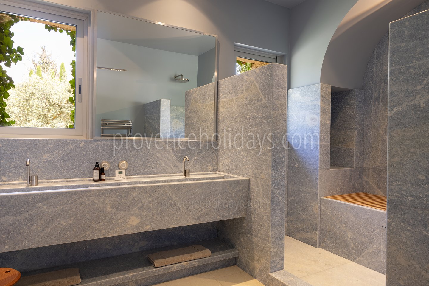 37 - Grand Mas de Provence: Villa: Bathroom