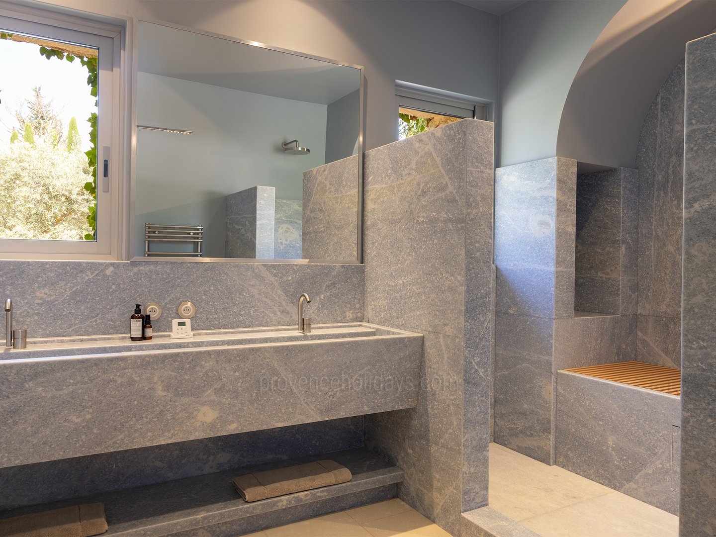 37 - Grand Mas de Provence: Villa: Bathroom