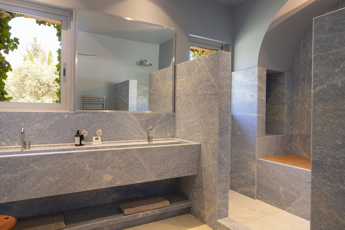 37 - Grand Mas de Provence: Villa: Bathroom