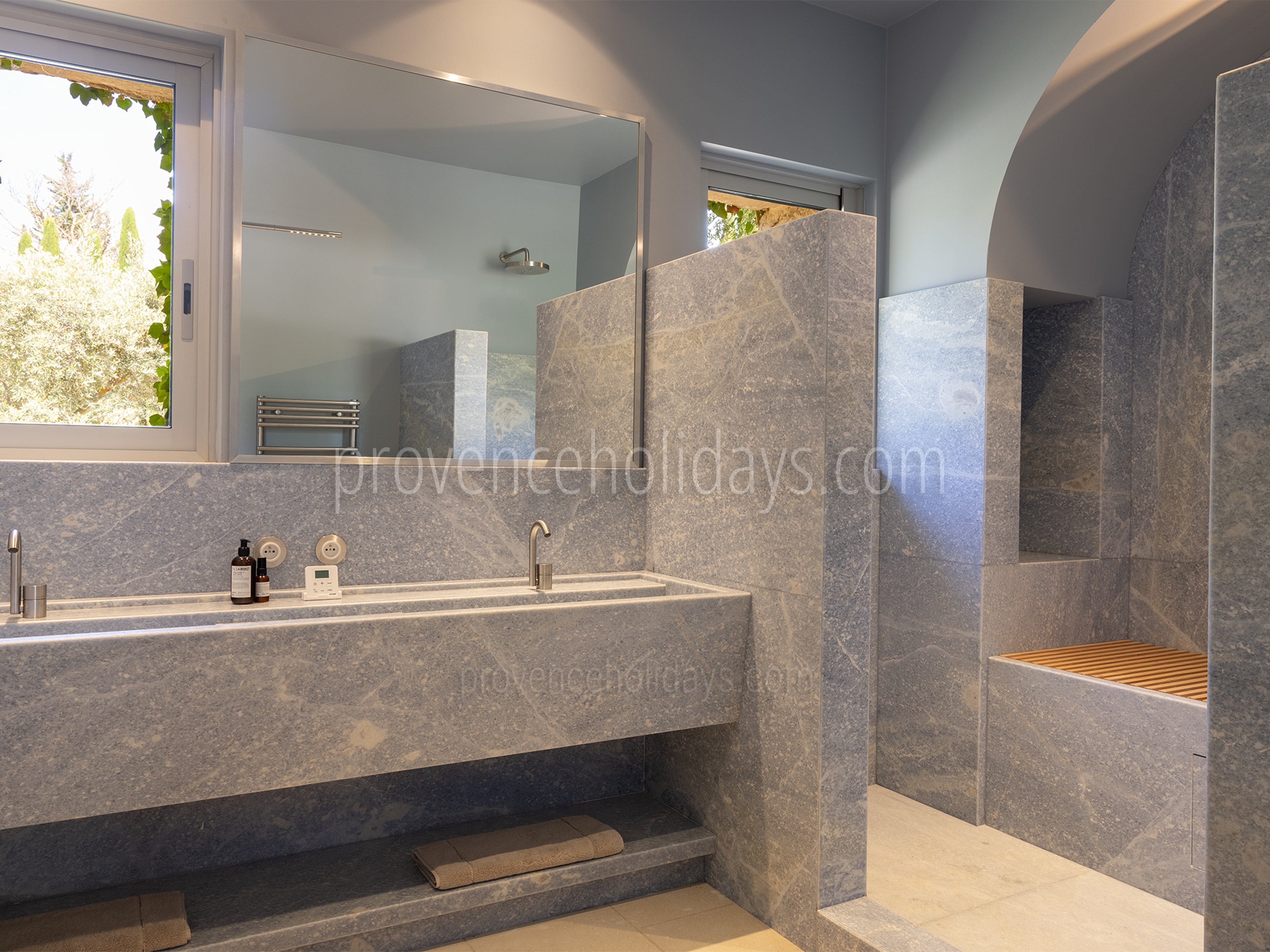 37 - Grand Mas de Provence: Villa: Bathroom