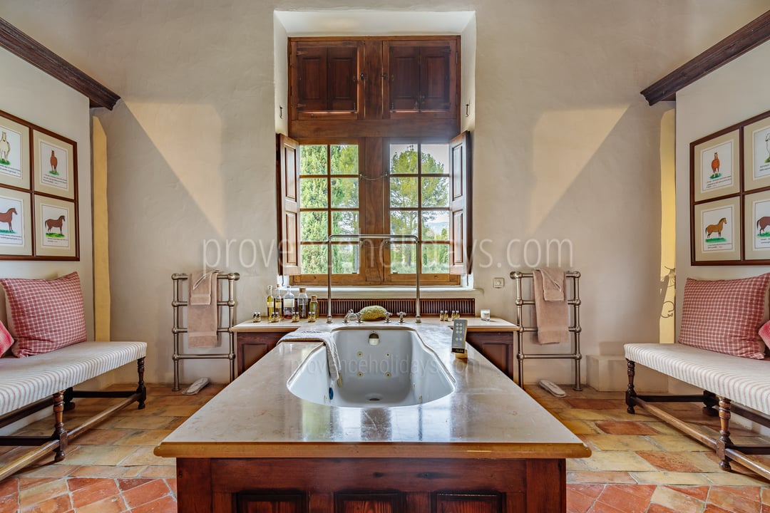 75 - Château de Luberon: Villa: Interior