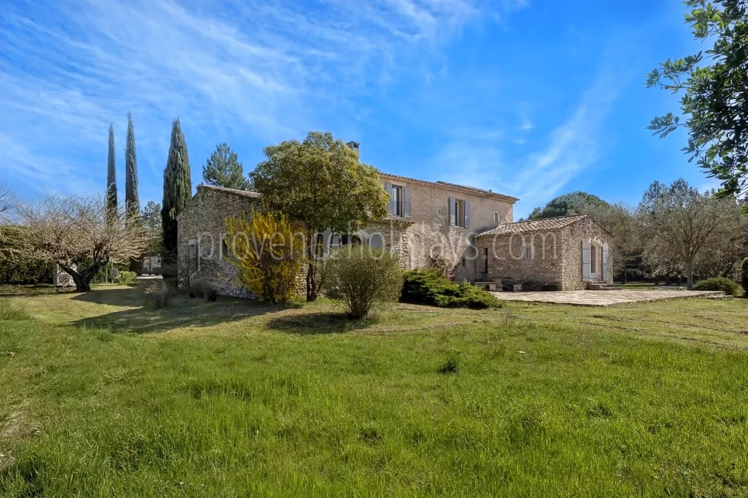 Renovated Provençal stone mas with pool in Ménerbes