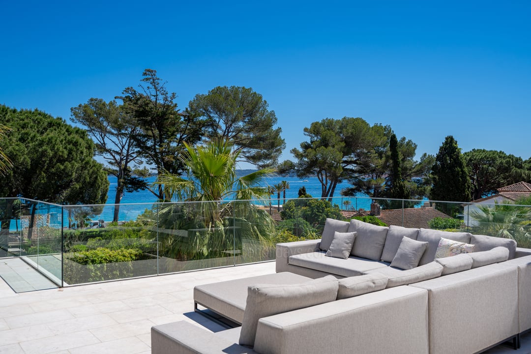 Luxury villa with sea view for sale in a secure estate