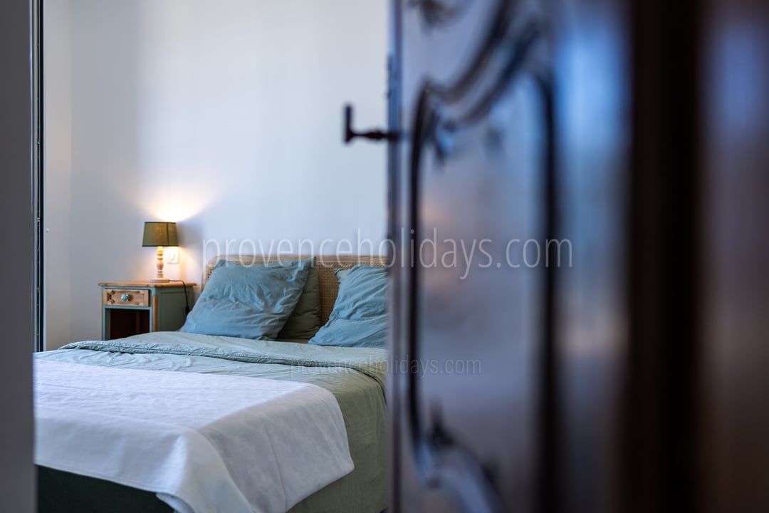 10 - Le Mas de la Garde: Villa: Bedroom