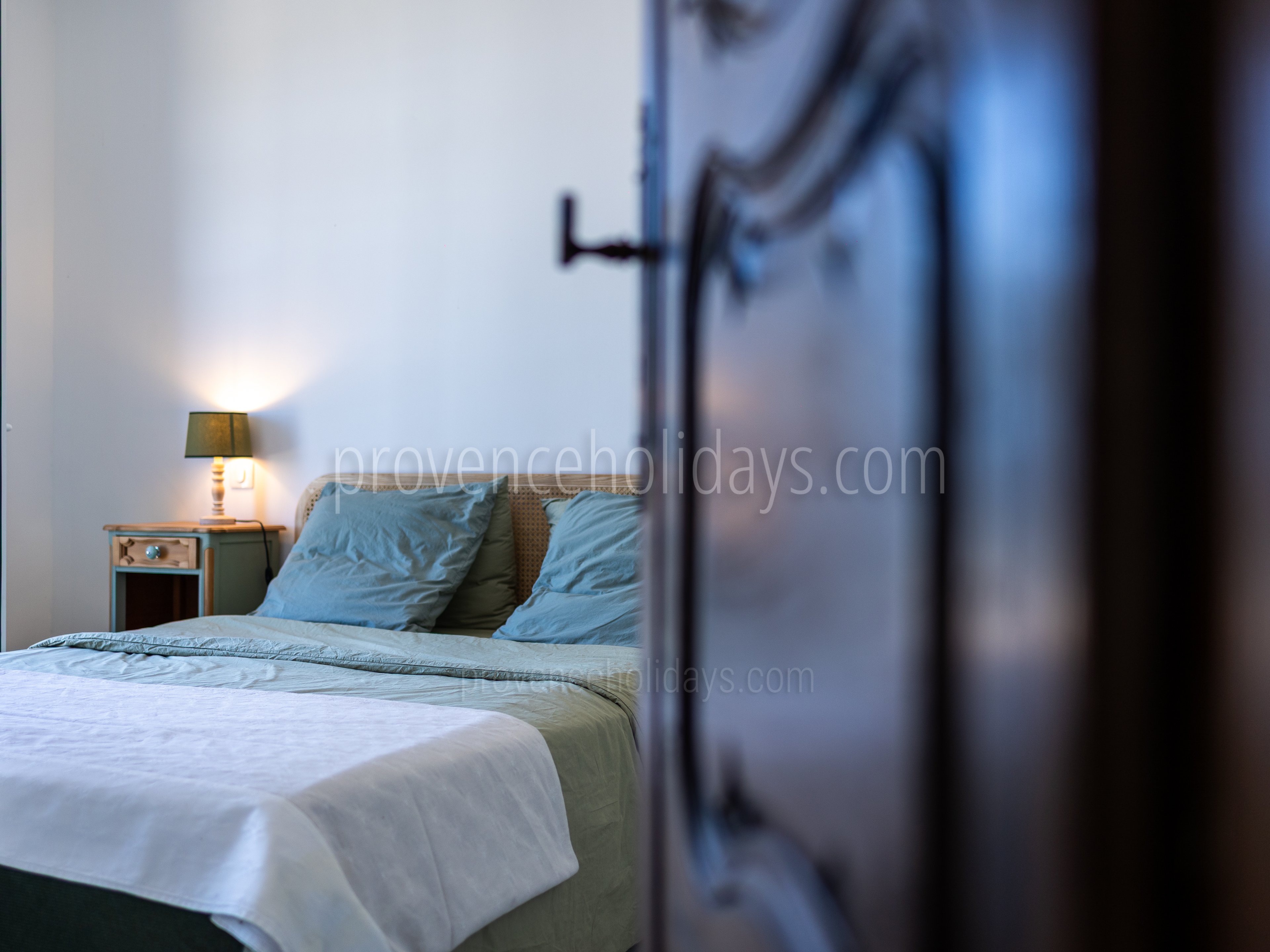 10 - Le Mas de la Garde: Villa: Bedroom