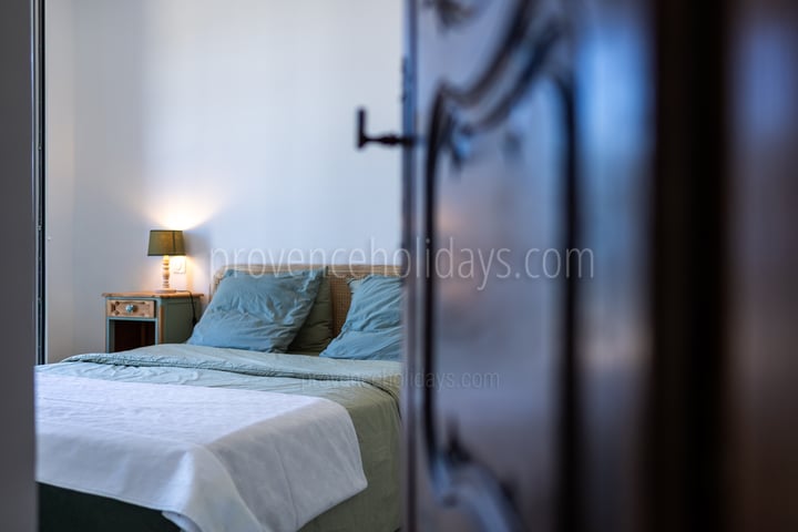 10 - Le Mas de la Garde: Villa: Bedroom