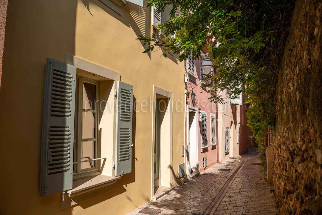 9 - La Tropézienne: Villa: Exterior