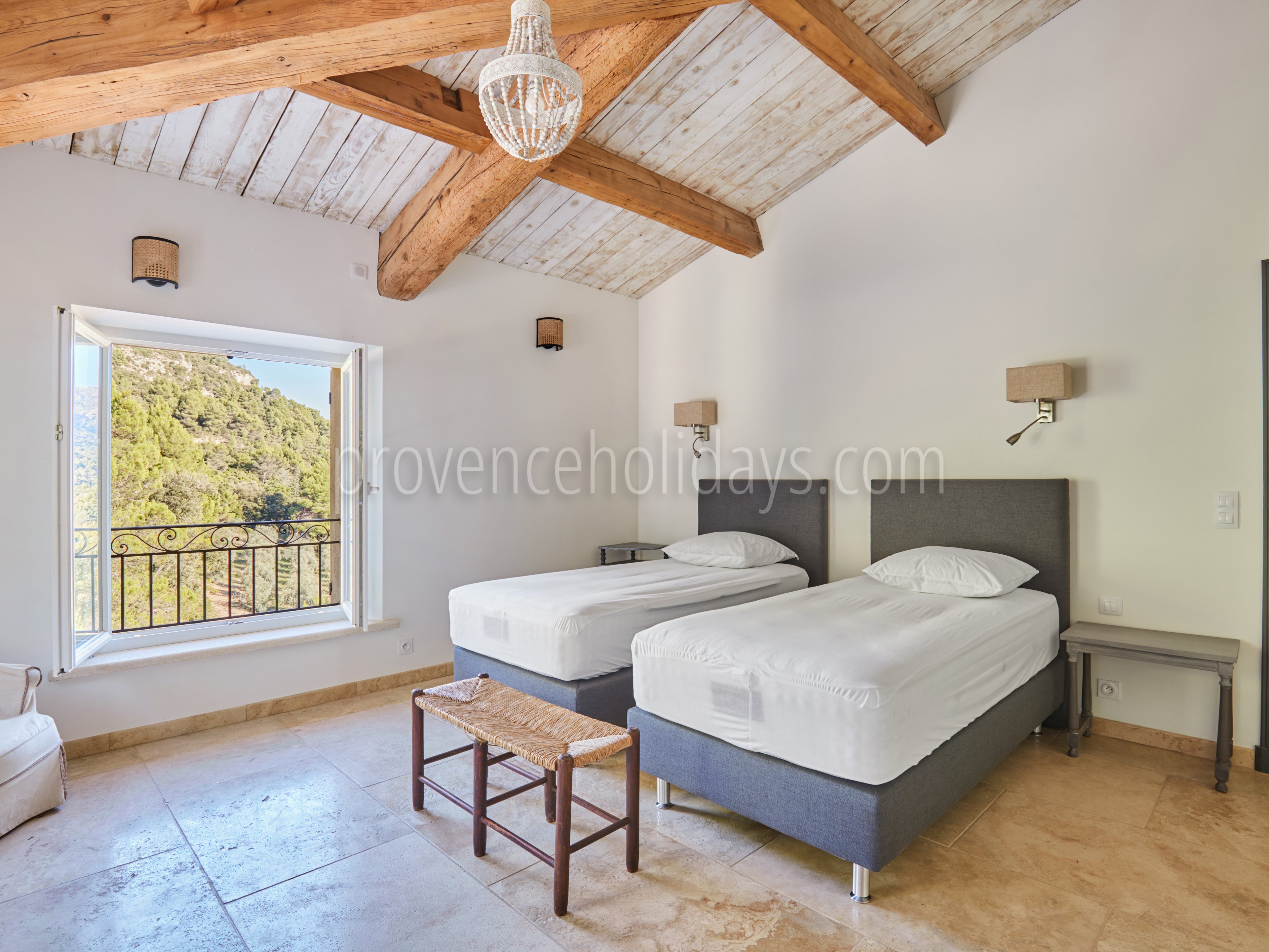 23 - À l\'Ombre de Cézanne: Villa: Bedroom