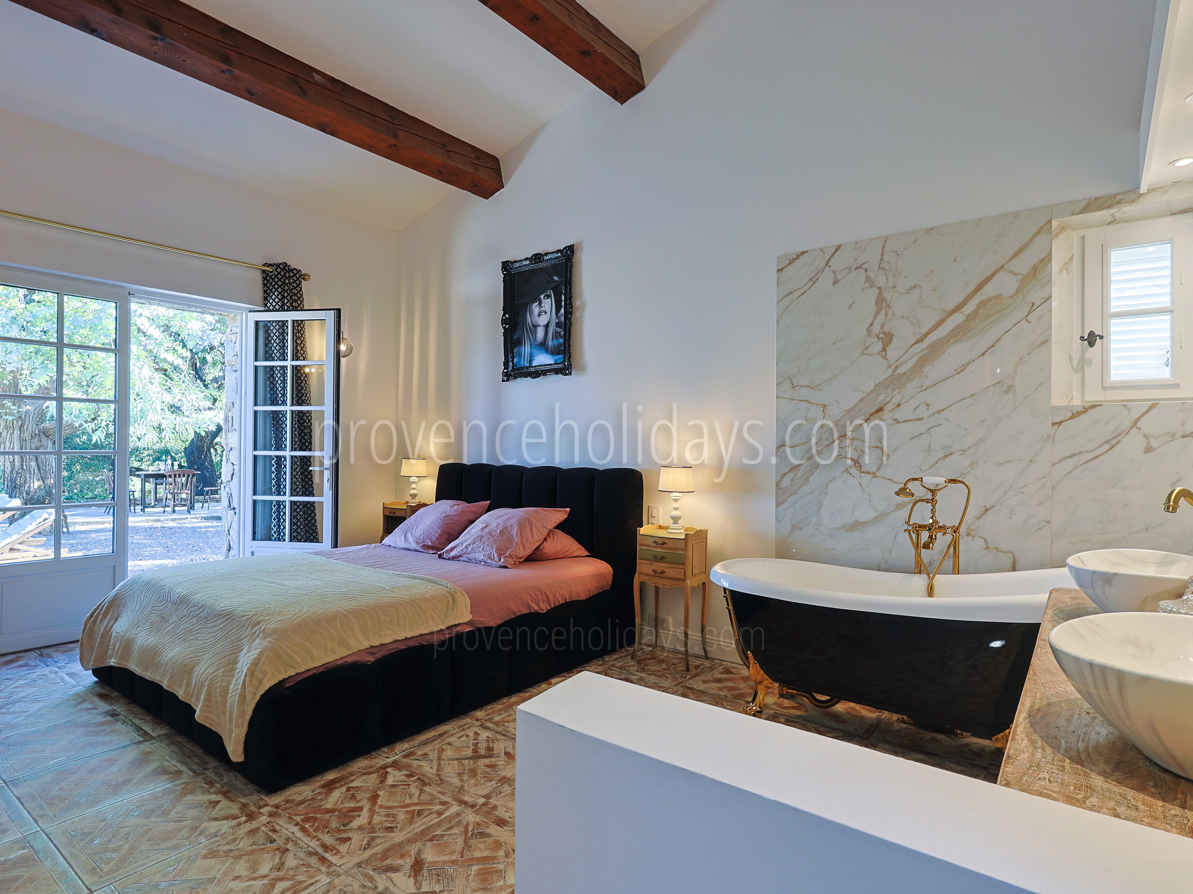 37 - Le Mas de la Garde: Villa: Bedroom