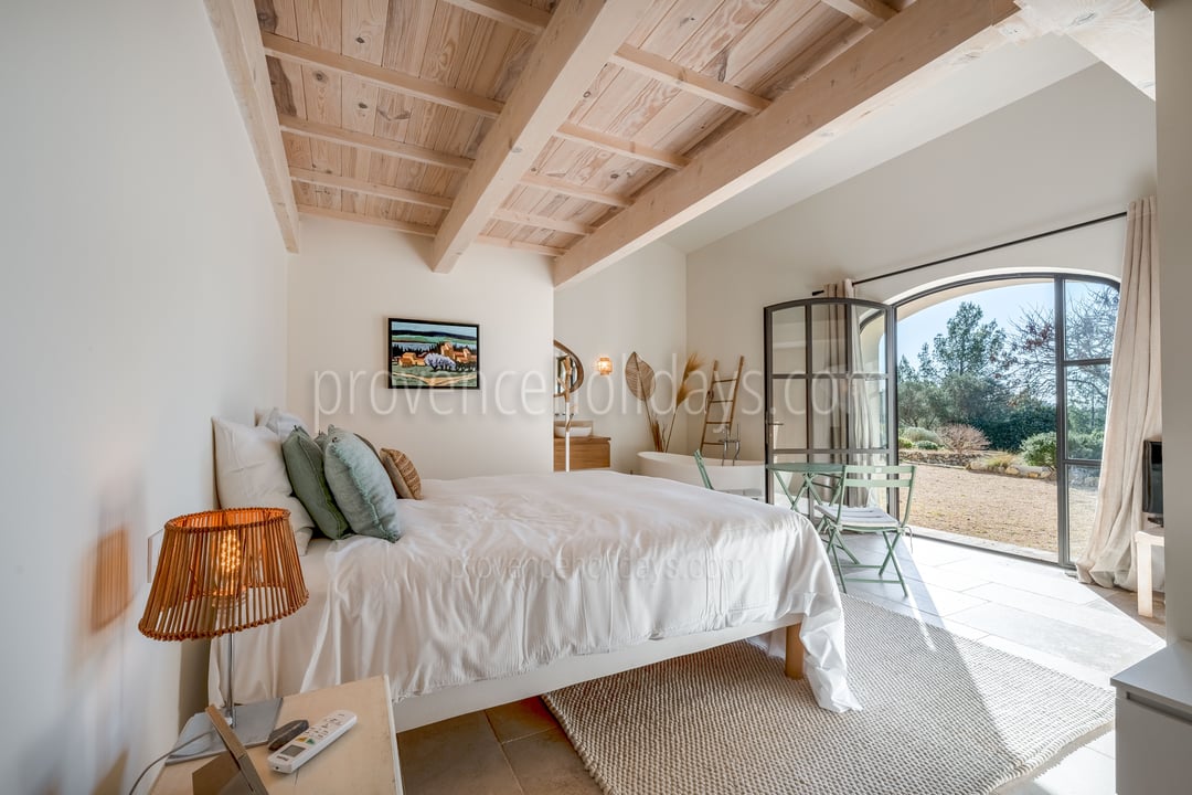 28 - Mas des Roches: Villa: Bedroom